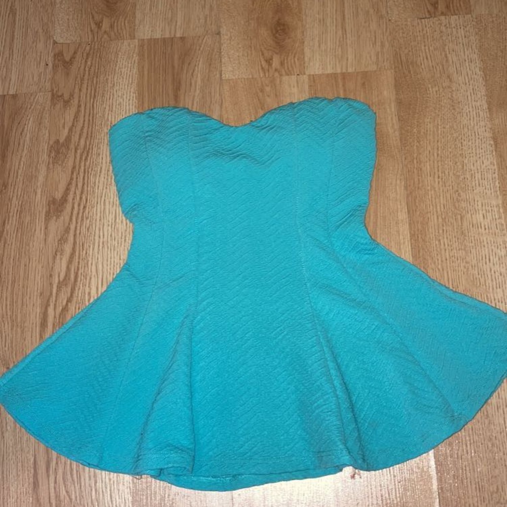 I am selling this beautiful turquoise shirt!